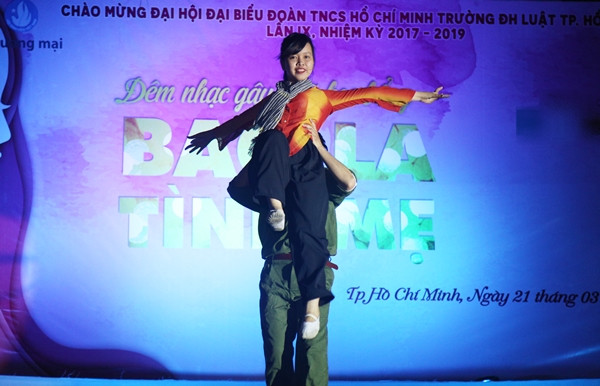 duc-phuc-giam-can-kho-nhan-ra-tai-dem-nhac-sinh-vien-5