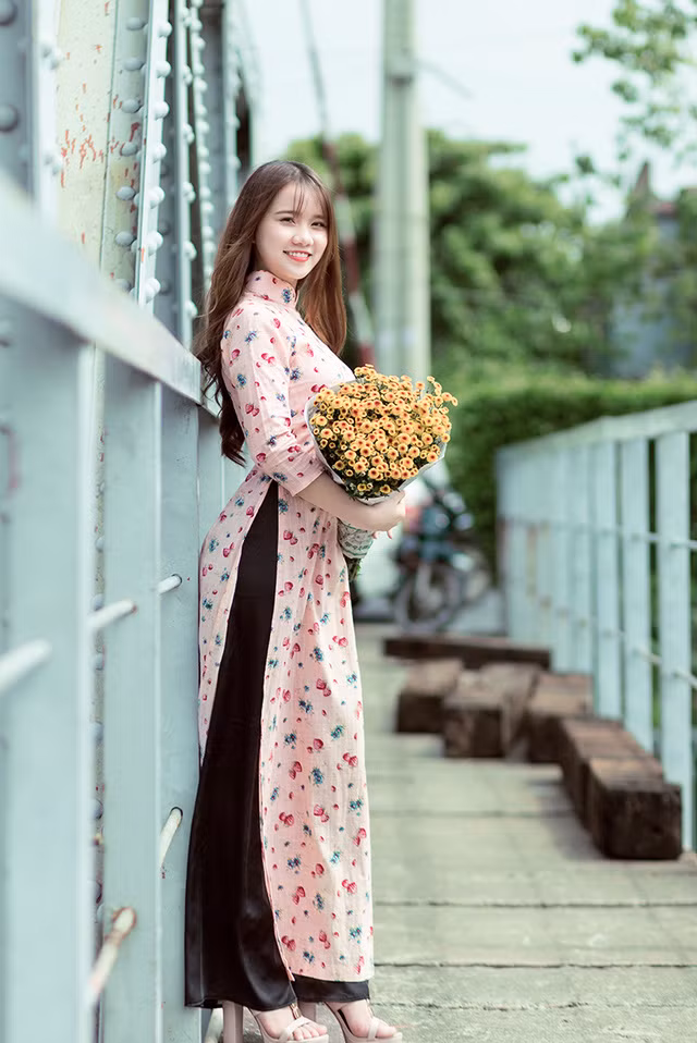 Bên cạnh đó, cô còn là một người mẫu trẻ nhờ ngoại hình nổi bật.