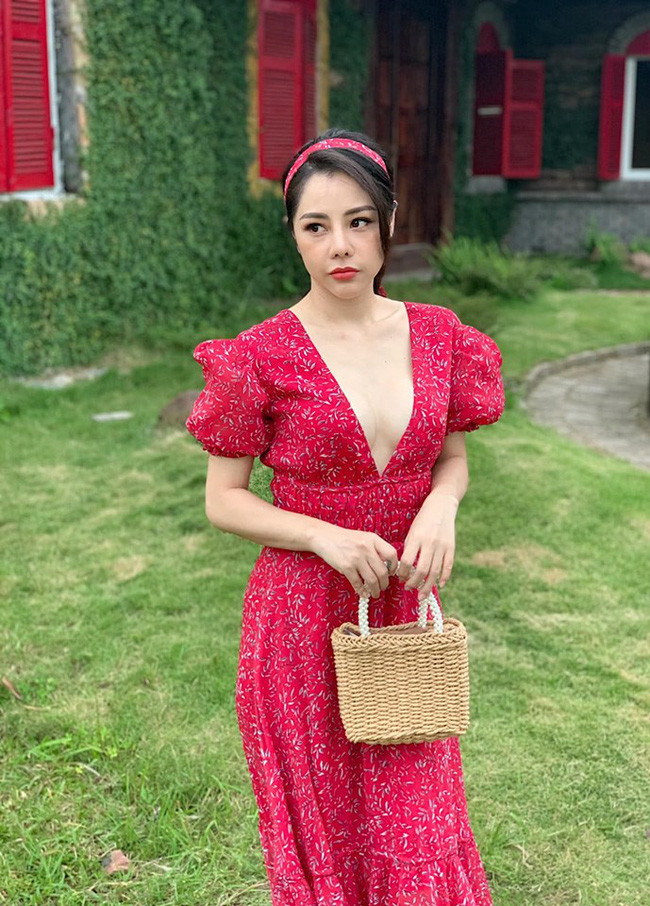 3 bà mẹ đơn thân xinh đẹp ở VTV: Người kinh doanh dùng hàng hiệu như ngôi sao, kẻ tự tay tậu nhà hàng tỉ đồng - Ảnh 14. 3 bà mẹ đơn thân xinh đẹp ở VTV: Người kinh doanh dùng hàng hiệu như ngôi sao, kẻ tự tay tậu nhà hàng tỉ đồng - Ảnh 14.