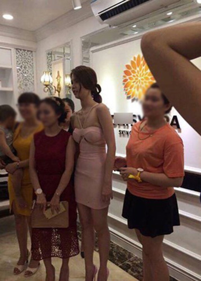 Ngoại hình khác lạ khi diện váy cưới giữa phố và những pha chụp lén  Ngoại hình khác lạ khi diện váy cưới giữa phố và những pha chụp lén