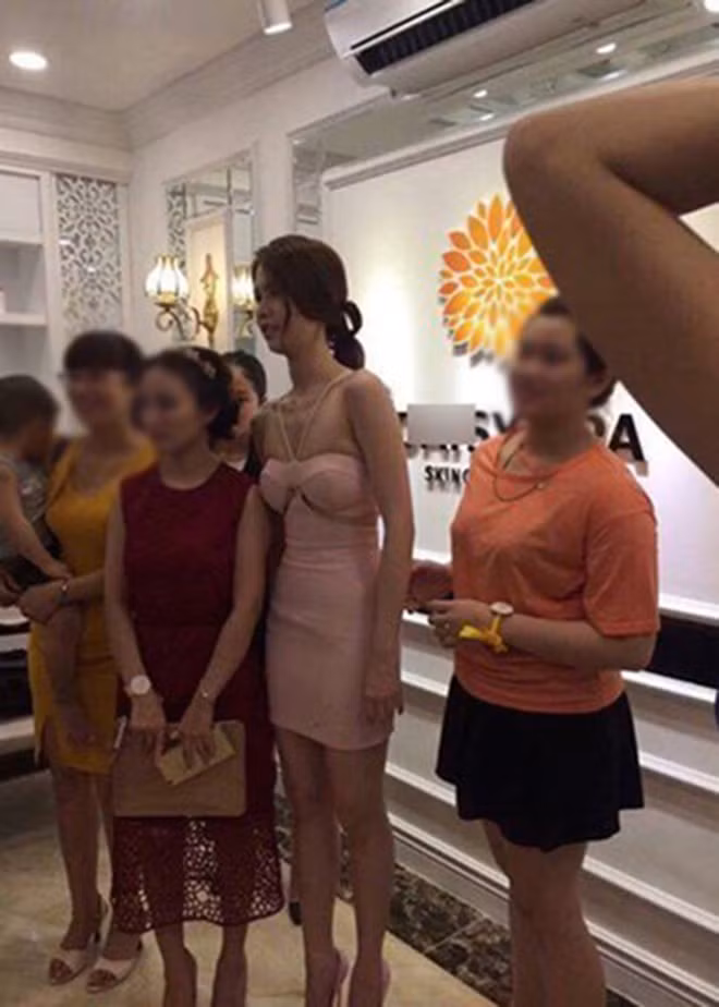 Ngoại hình khác lạ khi diện váy cưới giữa phố và những pha chụp lén 