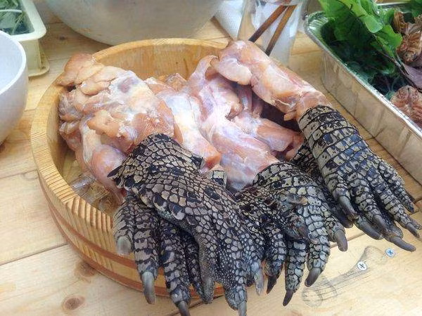 Sơ chế chân cá sấu. Ảnh minh họa.