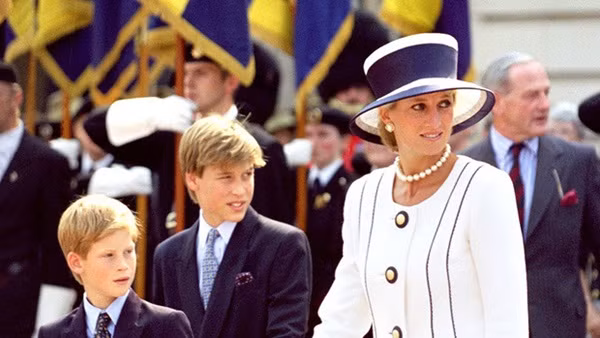 Ngắm bộ ảnh chân dung cuối cùng của Công nương Diana - vẻ đẹp rạng rỡ của sự tự do nhưng cũng là kí ức nhói đau trong lòng 2 Hoàng tử-6