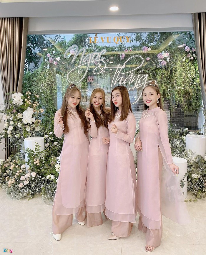 Khổng Tú Quỳnh nổi bật trong dàn phù dâu lễ ăn hỏi Đông Nhi - Ông Cao Thắng ảnh 4 Khổng Tú Quỳnh nổi bật trong dàn phù dâu lễ ăn hỏi Đông Nhi - Ông Cao Thắng ảnh 4