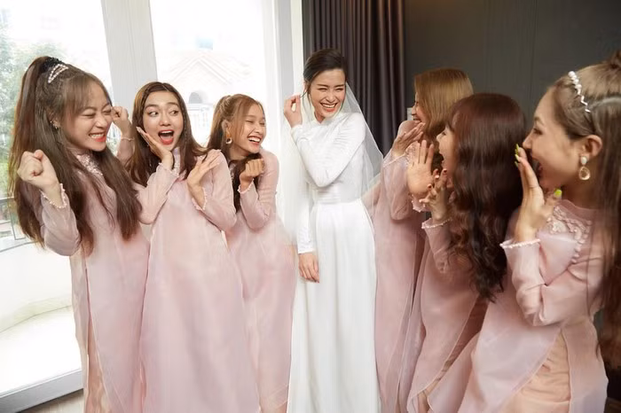 Khổng Tú Quỳnh nổi bật trong dàn phù dâu lễ ăn hỏi Đông Nhi - Ông Cao Thắng ảnh 8 Khổng Tú Quỳnh nổi bật trong dàn phù dâu lễ ăn hỏi Đông Nhi - Ông Cao Thắng ảnh 8