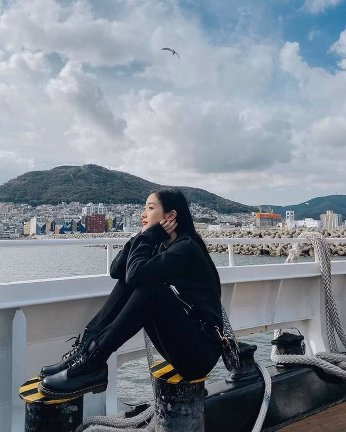 Phối trang phục đơn giản nhưng sang chảnh, Jun Vũ được khen hết nấc ảnh 2