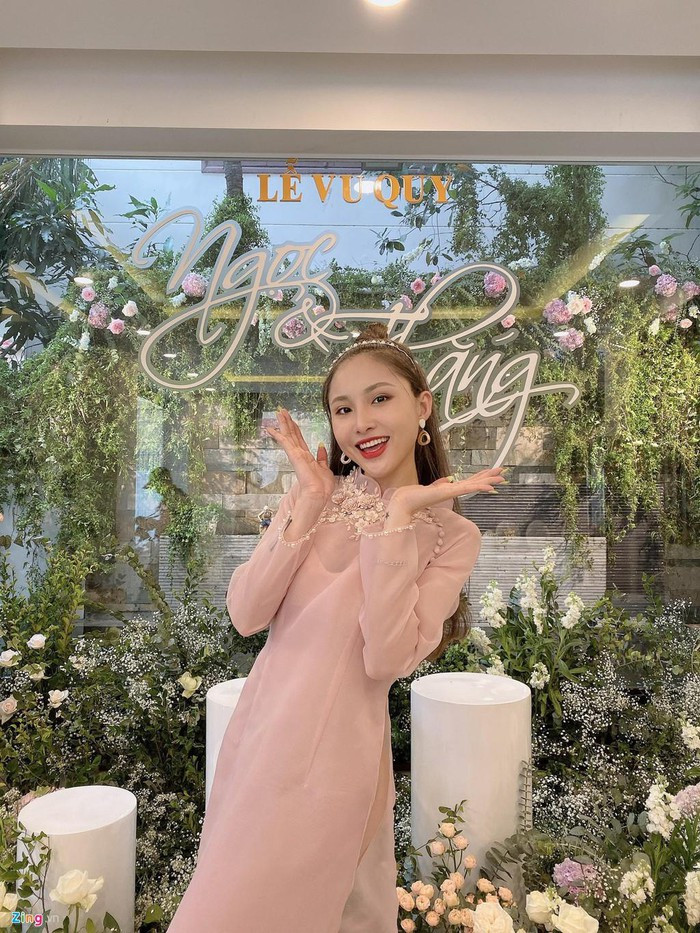 Khổng Tú Quỳnh nổi bật trong dàn phù dâu lễ ăn hỏi Đông Nhi - Ông Cao Thắng ảnh 3 Khổng Tú Quỳnh nổi bật trong dàn phù dâu lễ ăn hỏi Đông Nhi - Ông Cao Thắng ảnh 3