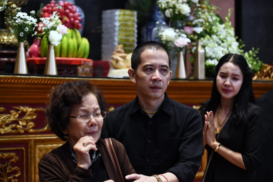 Đạo diễn Đỗ Đức Thành nén nỗi đau tiễn con gái Hạnh An về thiên đường. Ảnh: Zing.