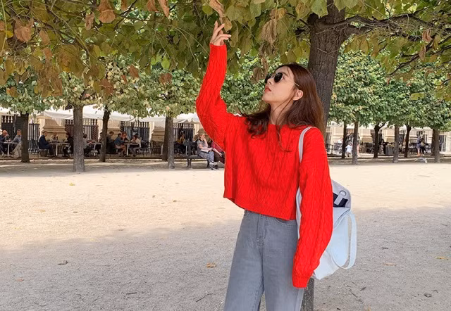 Hack chân dài với quần ông rộng.