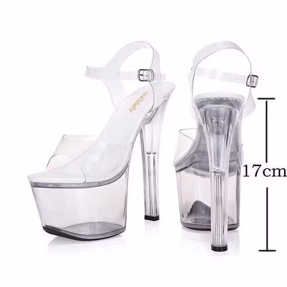 Cao thủ đi giày cao gót chọc trời của Vbiz không ai khác chính là Nhã Phương, giày 20 cm không là gì ảnh 5