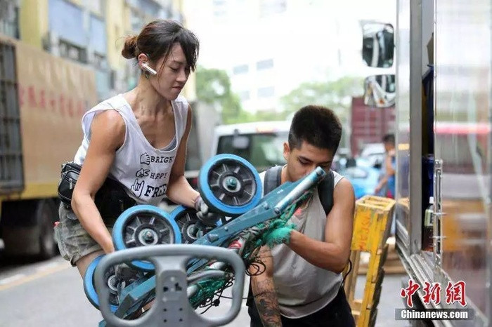 "Hotgirl bốc vác" bất ngờ nổi tiếng ở Đài Loan 2 năm trước, bây giờ ra sao? ảnh 3 Hiện tại, cô vẫn duy trì công việc bên các bao hàng