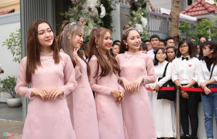 Khổng Tú Quỳnh nổi bật trong dàn phù dâu lễ ăn hỏi Đông Nhi - Ông Cao Thắng ảnh 1 Khổng Tú Quỳnh nổi bật trong dàn phù dâu lễ ăn hỏi Đông Nhi - Ông Cao Thắng ảnh 1