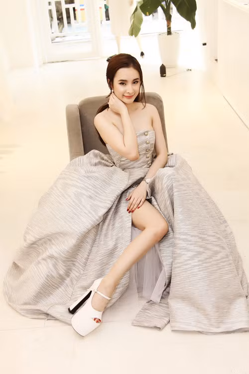 Cao thủ đi giày cao gót chọc trời của Vbiz không ai khác chính là Nhã Phương, giày 20 cm không là gì ảnh 18