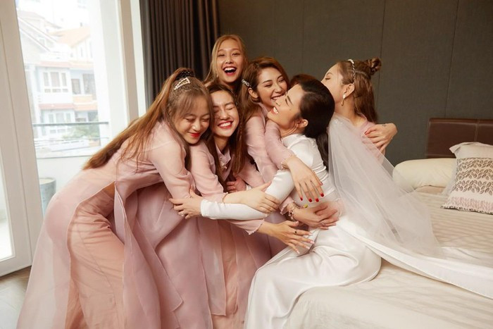 Khổng Tú Quỳnh nổi bật trong dàn phù dâu lễ ăn hỏi Đông Nhi - Ông Cao Thắng ảnh 7 Khổng Tú Quỳnh nổi bật trong dàn phù dâu lễ ăn hỏi Đông Nhi - Ông Cao Thắng ảnh 7