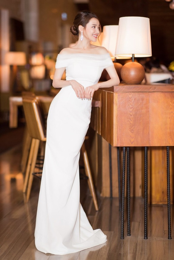 Giật mình thon thót xem Nhã Phương đi giày cao gót "chọc trời" ảnh 2 Cao thủ đi giày cao gót chọc trời của Vbiz không ai khác chính là Nhã Phương, giày 20 cm không là gì ảnh 1