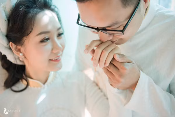 Trọn bộ ảnh cận mặt chú rể điển trai của BTV Thời sự VTV Thu Hà - Ảnh 2.