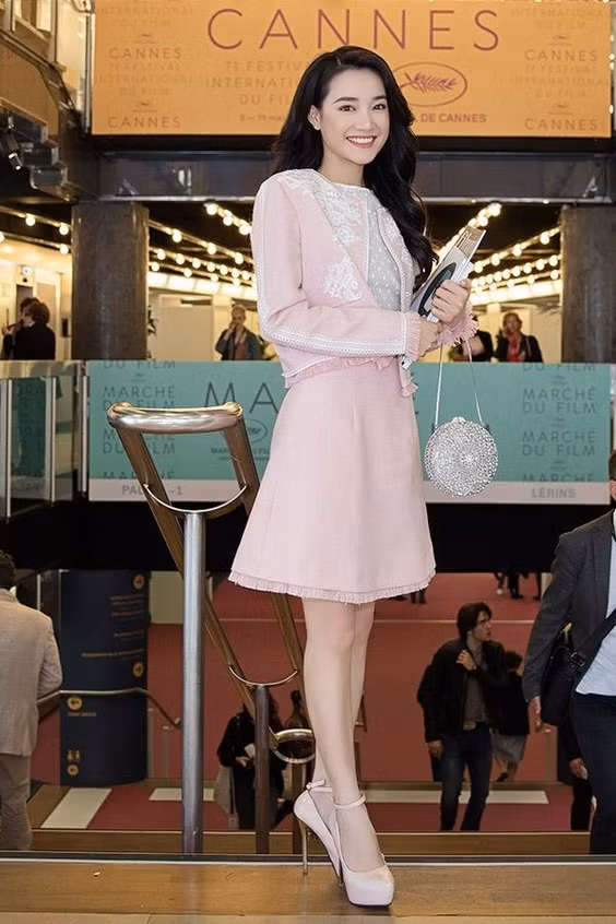 Cao thủ đi giày cao gót chọc trời của Vbiz không ai khác chính là Nhã Phương, giày 20 cm không là gì ảnh 9