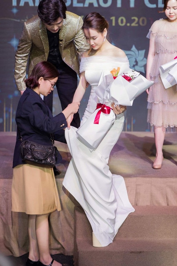 Giật mình thon thót xem Nhã Phương đi giày cao gót "chọc trời" ảnh 3 Cao thủ đi giày cao gót chọc trời của Vbiz không ai khác chính là Nhã Phương, giày 20 cm không là gì ảnh 2