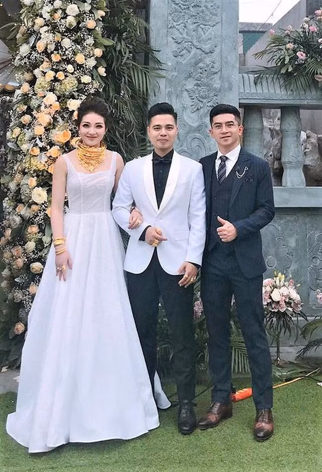 Lóa mắt với loạt hồi môn khủng của sao Việt trong đám cưới: Đông Nhi, Nhã Phương, con gái Minh Nhựa… đều quá ấn tượng - Ảnh 6. Lóa mắt với loạt hồi môn khủng của sao Việt trong đám cưới: Đông Nhi, Nhã Phương, con gái Minh Nhựa… đều quá ấn tượng - Ảnh 6.