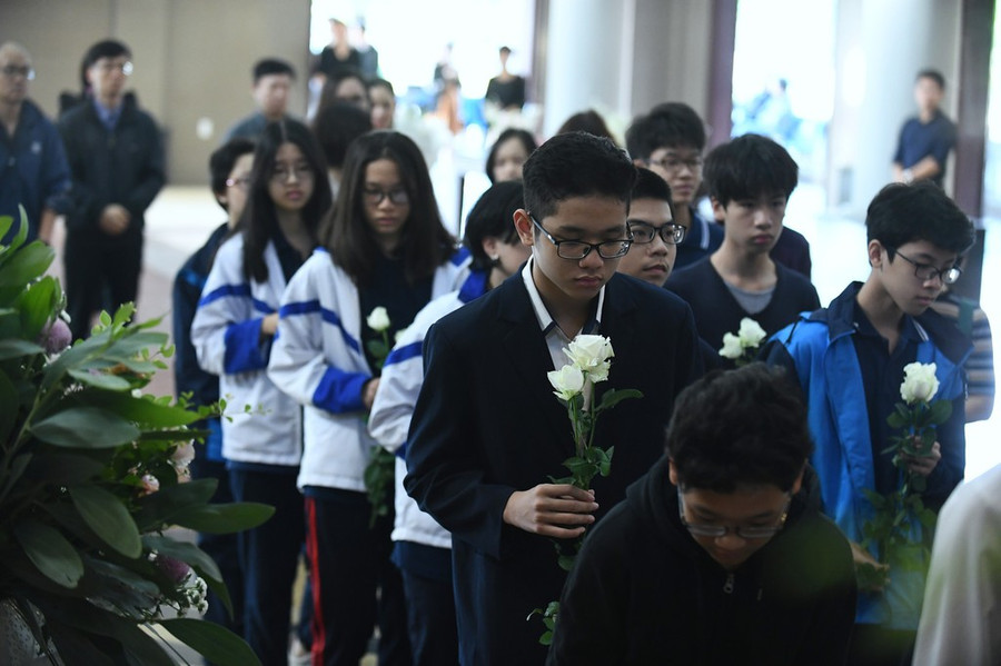 Bạn bè cầm hoa trắng tiễn đưa Hạnh An lần cuối. Ảnh: Zing.