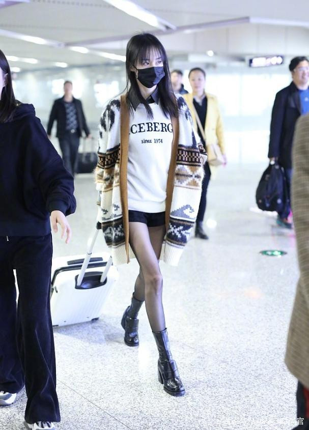 Hết hồn đôi chân khẳng khiu như que củi của "nữ thần thanh xuân" Trịnh Sảng ảnh 3 Hết hồn với đôi chân khẳng khiu như que củi của nữ thần thanh xuân Trịnh Sảng-4