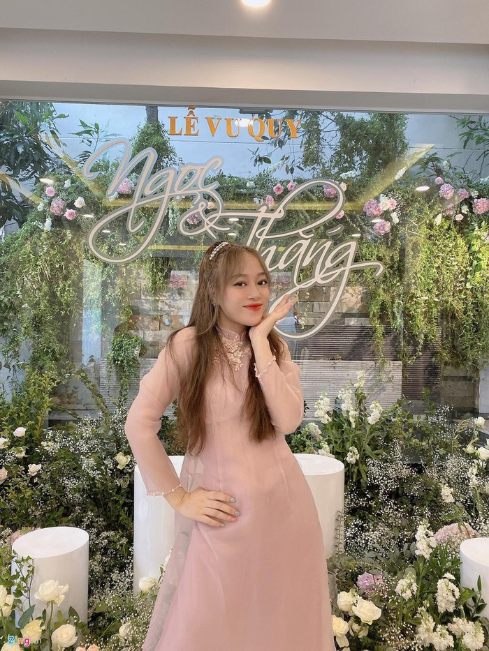 Khổng Tú Quỳnh nổi bật trong dàn phù dâu lễ ăn hỏi Đông Nhi - Ông Cao Thắng ảnh 2 Khổng Tú Quỳnh nổi bật trong dàn phù dâu lễ ăn hỏi Đông Nhi - Ông Cao Thắng ảnh 2