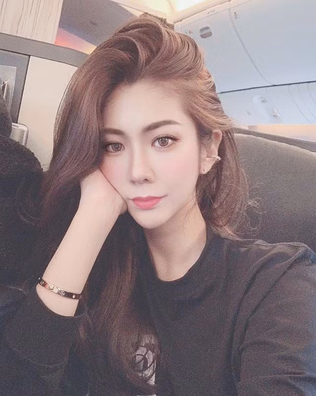 Lái siêu xe chục tỷ đi đổ xăng, gái xinh lập tức chiếm sóng mạng xã hội vì lý do đặc biệt này! ảnh 8