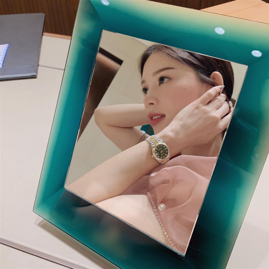 Phillip Nguyễn lại khiến fan phát hờn khi sắm đồng hồ đôi hàng trăm triệu cho Linh Rin ảnh 4 Em chồng Tăng Thanh Hà lại khiến fan phát hờn khi sắm đồng hồ đôi hàng trăm triệu cho người yêu-4