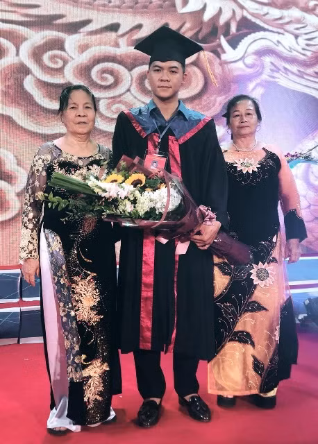 Bà nội và bà ngoại của Tuấn Anh tới dự Lễ tuyên dương thủ khoa tốt nghiệp xuất sắc trên địa bàn Hà Nội.