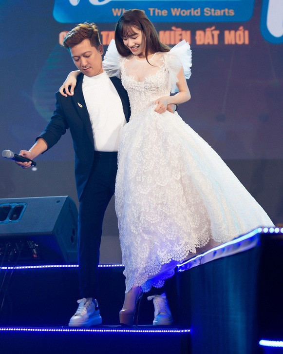 Giật mình thon thót xem Nhã Phương đi giày cao gót "chọc trời" ảnh 4 Cao thủ đi giày cao gót chọc trời của Vbiz không ai khác chính là Nhã Phương, giày 20 cm không là gì ảnh 3