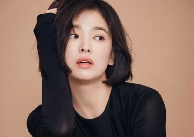 Song Hye Kyo chinh phục hoàn hảo kiểu tóc bob tối giản mà không kém phần nổi bật.