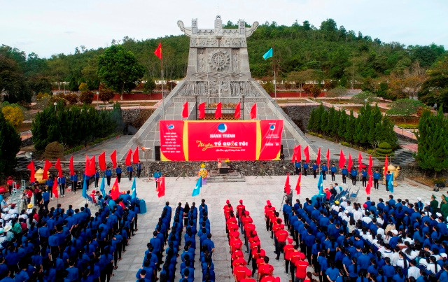 Đoàn Hành trình thắp hương, chào cờ tại Nghĩa trang Liệt sĩ Ngọc Hồi. Đoàn Hành trình thắp hương, chào cờ tại Nghĩa trang Liệt sĩ Ngọc Hồi.