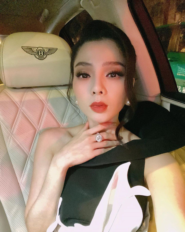 Dân mạng trầm trồ trước gia tài kim cương cỡ khủng của Lệ Quyên - Ảnh 4. Dân mạng trầm trồ trước gia tài kim cương cỡ khủng của Lệ Quyên - Ảnh 4.