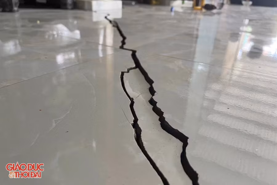 Những vết nứt dưới nền nhà khiến bà Nga vô cùng lo lắng.