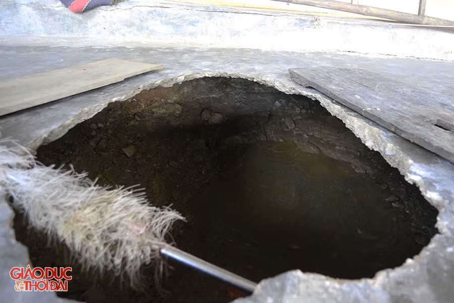 Hố sụt lún ngay trước sân nhà anh Thắm.