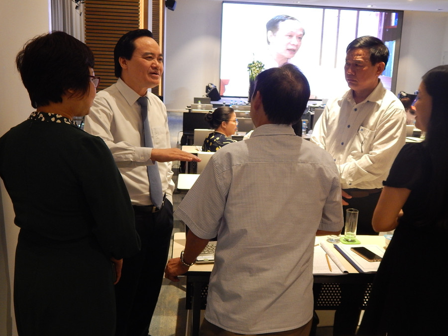 Bộ trưởng trao đổi bên lề với các đại biểu