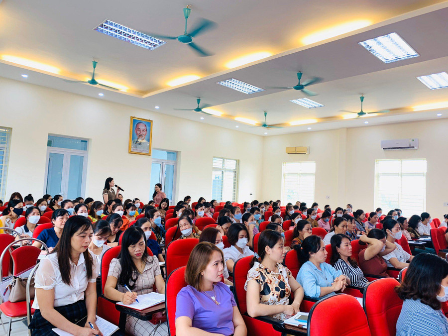 Các cán bộ quản lý giáo dục huyện Ba Vì tham dự tập huấn rất hăng say. Các cán bộ quản lý giáo dục huyện Ba Vì tham dự tập huấn rất hăng say.