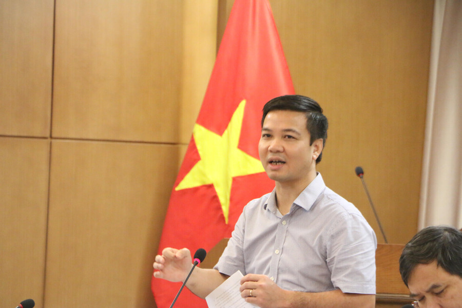 Ông Trần Quang Nam - Chánh Văn phòng Bộ GD&ĐT trình bày báo cáo tại hội nghị. Ông Trần Quang Nam - Chánh Văn phòng Bộ GD&ĐT trình bày báo cáo tại hội nghị.