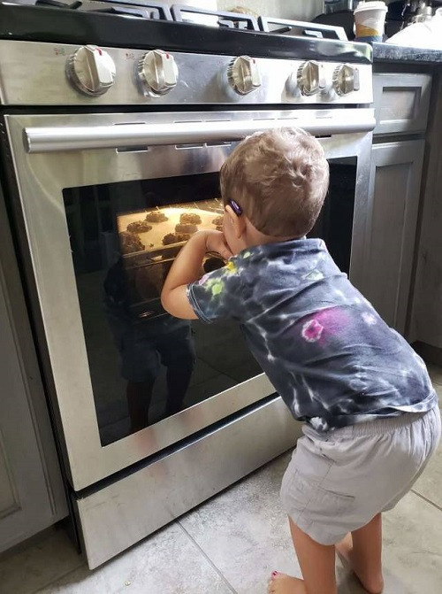 Khoảnh khắc chờ thành phẩm đầu tay của đầu bếp nhí.