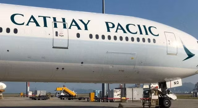 Hình ảnh tên của hãng hàng không Cathay Pacific bị sơn sai trên máy bay của hãng