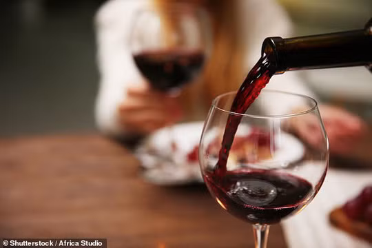 Chữa đau khớp thành công nhờ… rượu