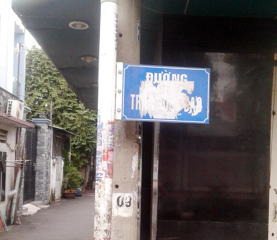 Quảng cáo rao vặt che lấp tên đường