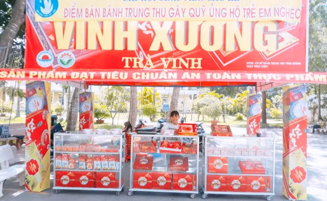 Điểm bán bánh Trung thu gây quỹ ủng hộ trẻ em nghèo của SV Trường ĐH Trà Vinh