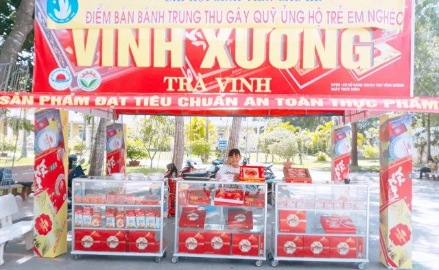 Điểm bán bánh Trung thu gây quỹ ủng hộ trẻ em nghèo của SV Trường ĐH Trà Vinh