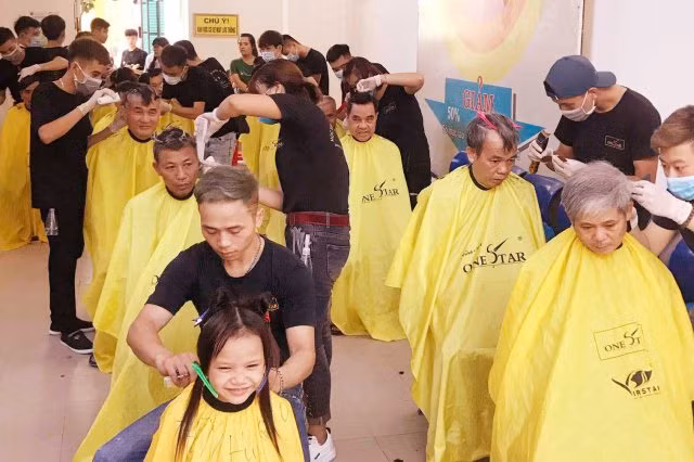 Bệnh nhi và người nhà đều được “làm đẹp” ngay tại bệnh viện