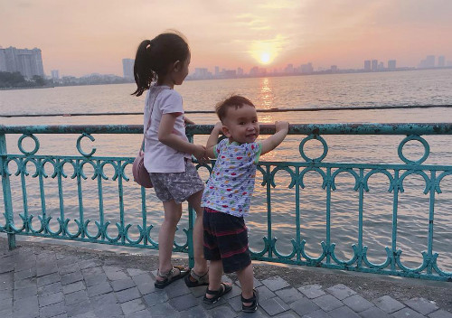 Là ông bố luôn dành cho hai con,bégái lớn 6 tuổi, bétrai nhỏ2,5 tuổi, sự ân cần, trìu mến, anh Long nói rằng cách để con tự khóc anh áp dụng lần đầu và sẽ là lần cuối sau sự việc bé phải đi cấp cứu.