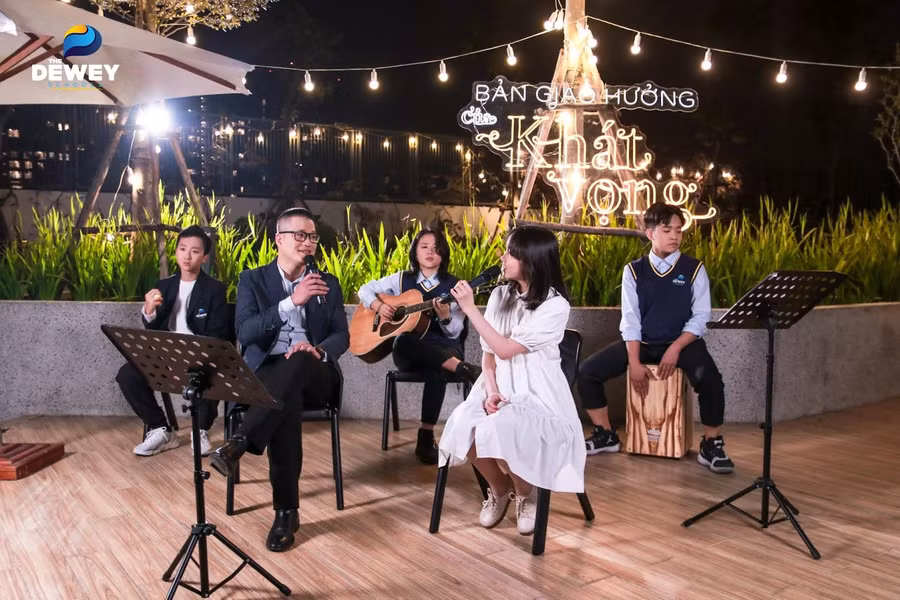 Tiết mục “Ba kể con nghe” ngọt ngào, đầy cuốn hút qua lời ca của Phụ huynh và Học sinh The Dewey Schools.