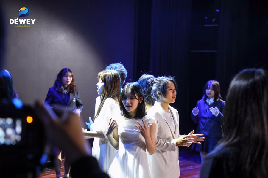 Ca khúc "A million dreams"được trình bày bởi các bạn học sinh The Dewey Schools đã khép lại trọn vẹn chuyến du hành cảm xúc mang tên "Bản giao hưởng của Khát vọng".