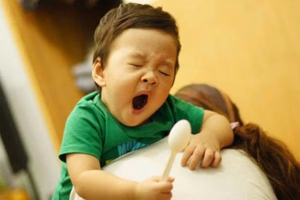 4 sai lầm tai hại khi nuôi con khiến bé ăn mãi chẳng lớn ảnh 4