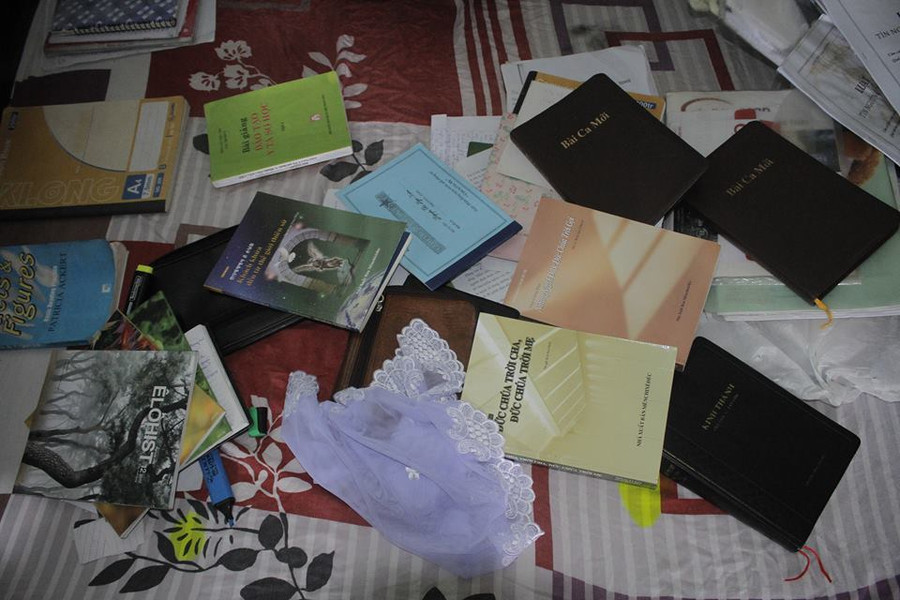 Tài liệu liên quan đến Hội thánh của Đức Chúa Trời công an thu giữ được tại nhà Hiếu Tài liệu liên quan đến Hội thánh của Đức Chúa Trời công an thu giữ được tại nhà Hiếu